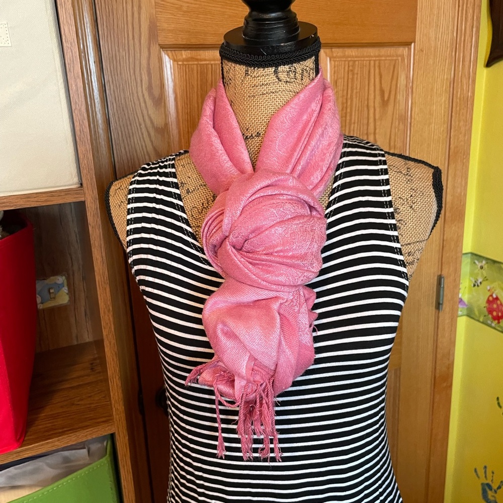 🌸nwot Gorgeous pink Shrug/scarf